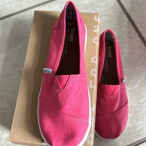 BNWOT TOMS Classic Barberry Pink Canvas shoes, size Youth 2